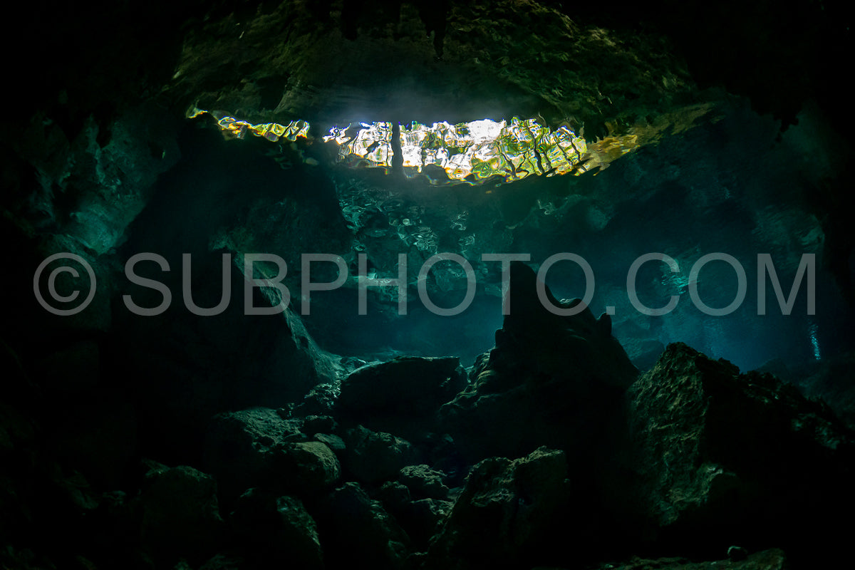 Photo de instructeur de plongée spéléo dirigeant un groupe de plongeurs dans un cenote mexicain sous l'eau