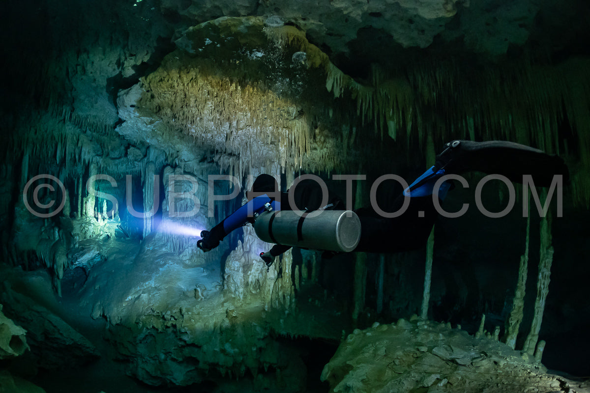 Photo de instructeur de plongée spéléo dirigeant un groupe de plongeurs dans un cenote mexicain sous l'eau