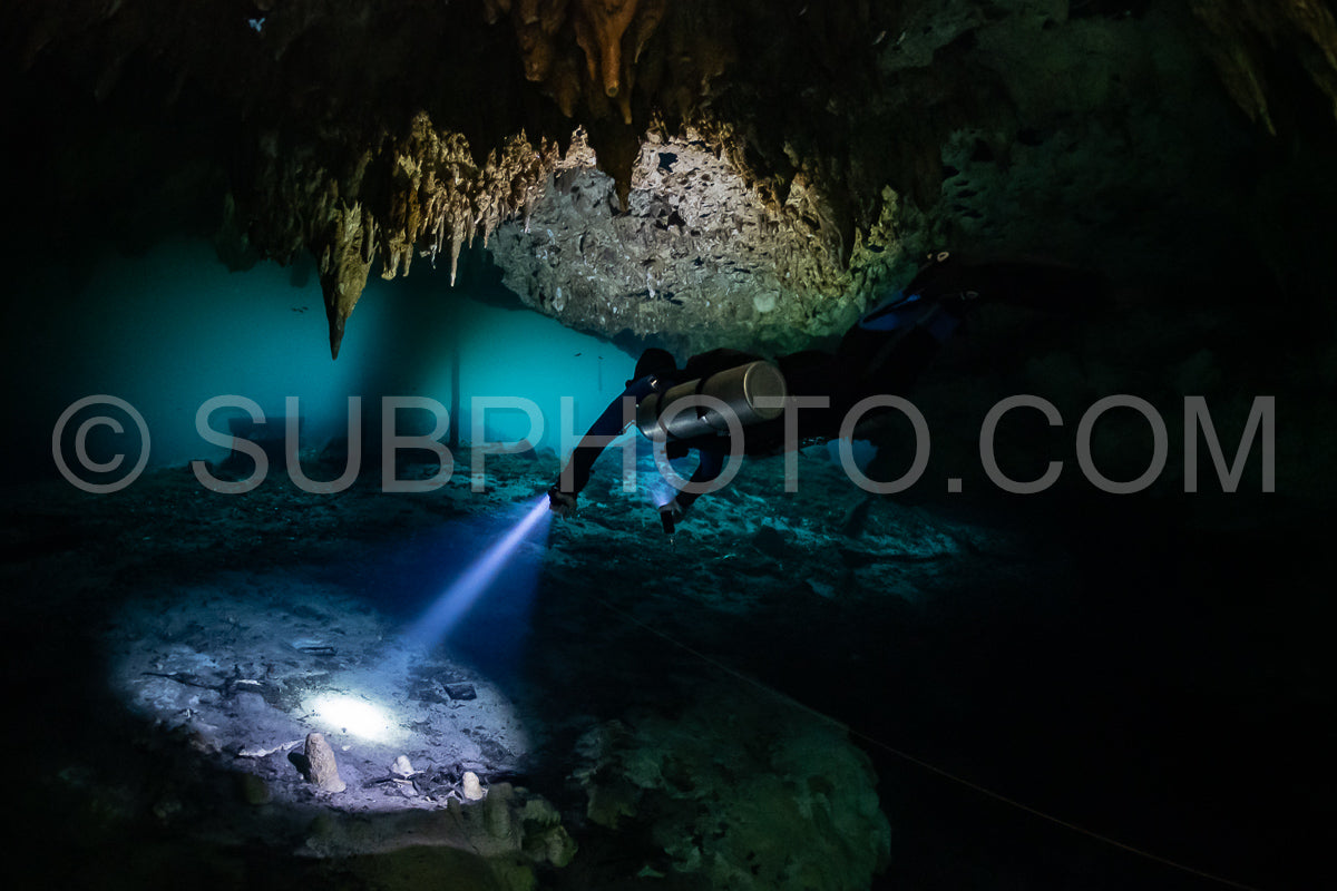 Photo de instructeur de plongée spéléo dirigeant un groupe de plongeurs dans un cenote mexicain sous l'eau