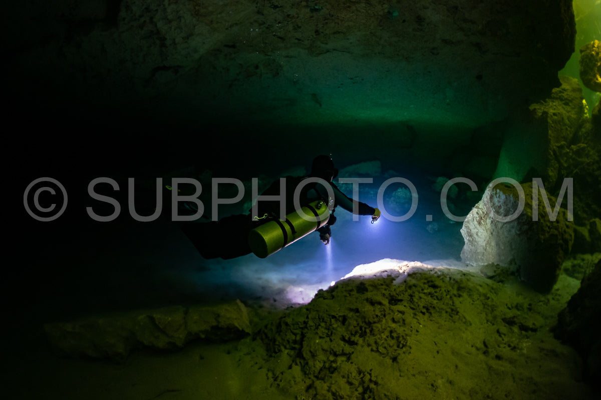 Photo de instructeur de plongée spéléo dirigeant un groupe de plongeurs dans un cenote mexicain sous l'eau