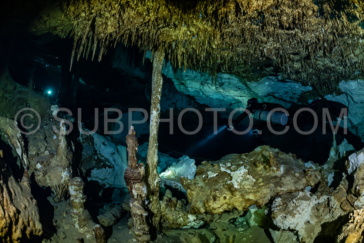 Photo de instructeur de plongée spéléo dirigeant un groupe de plongeurs dans un cenote mexicain sous l'eau