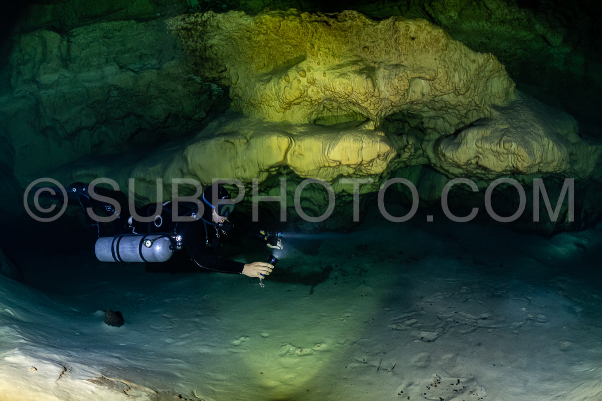 Photo de instructeur de plongée spéléo dirigeant un groupe de plongeurs dans un cenote mexicain sous l'eau