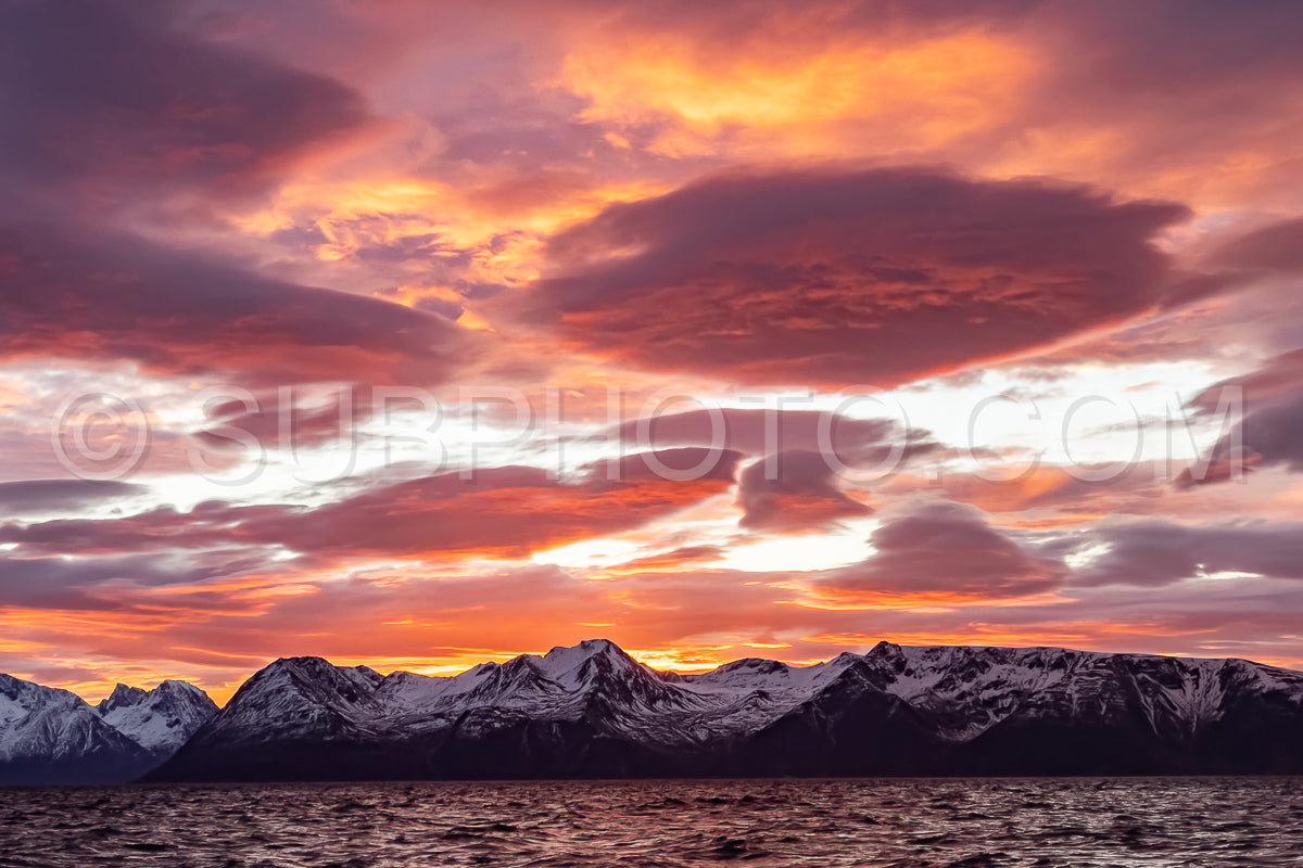 Photo de vue sur le fjord de Kvænangen depuis le village de Seglvik au crépuscule