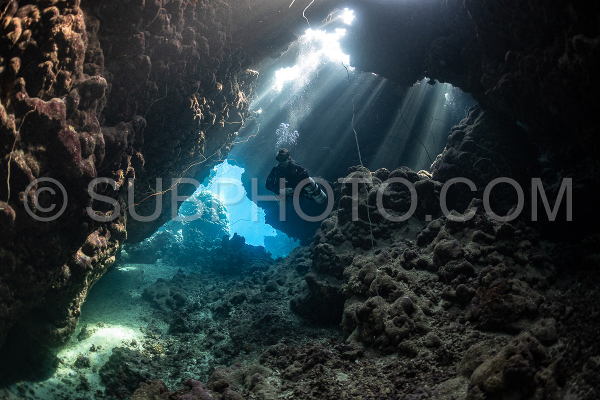 Photo de Plongeur Tek avec un recycleur visitant la grotte de Gota Jeny Mer Rouge Egypte