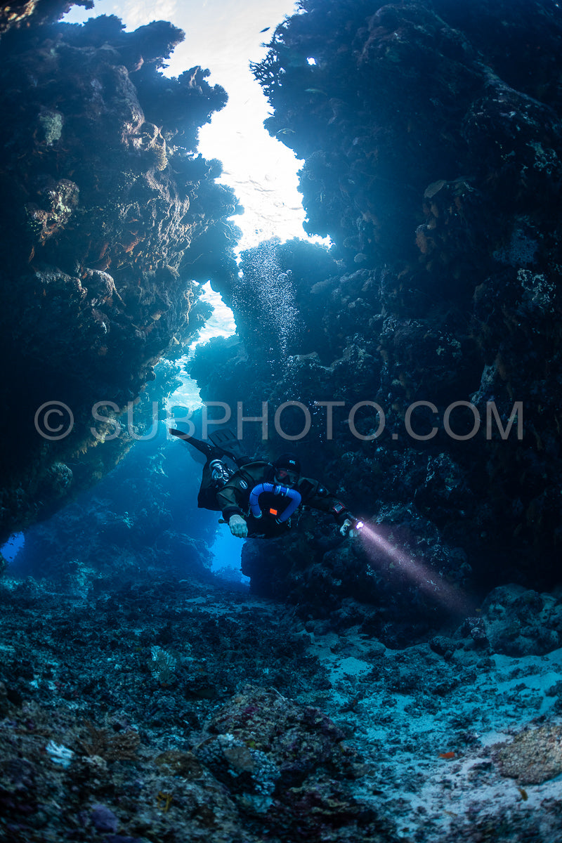 Photo de Plongeur avec recycleur visitant la grotte de Saint John Mer Rouge Egypte