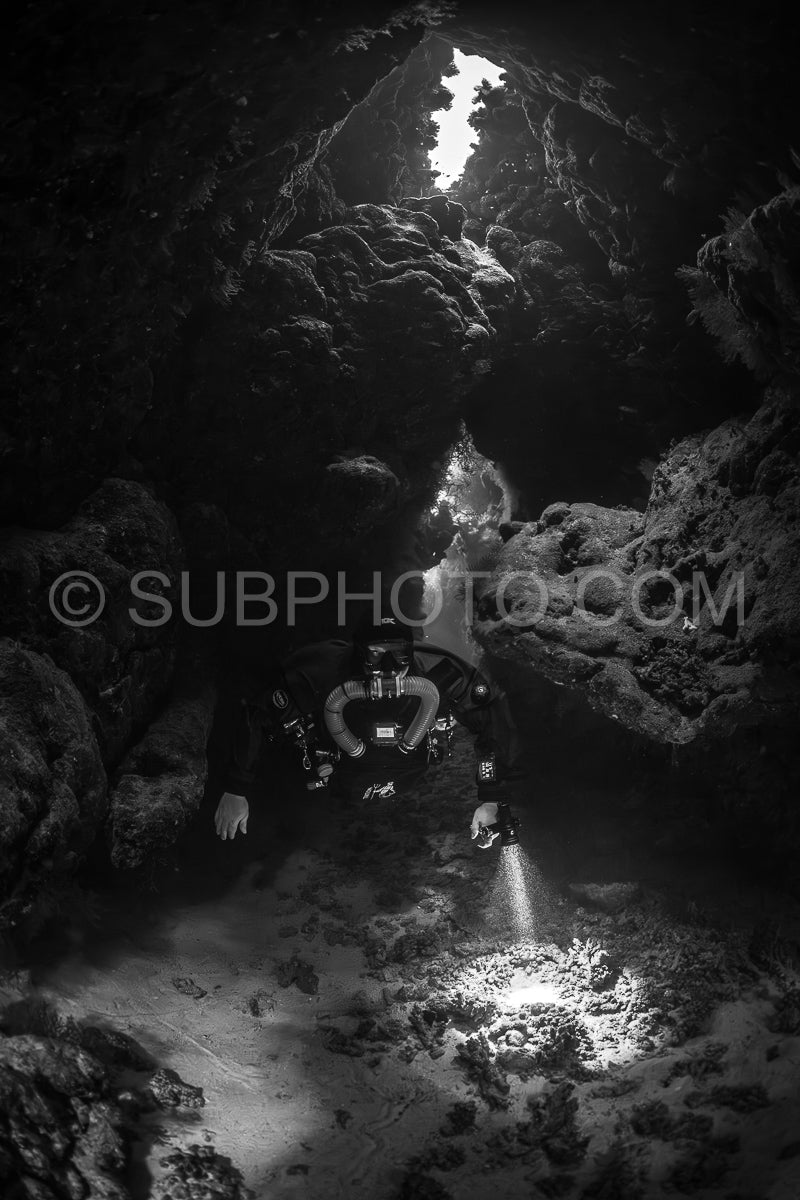 Photo de Plongeur avec recycleur visitant la grotte de Saint John Mer Rouge Egypte